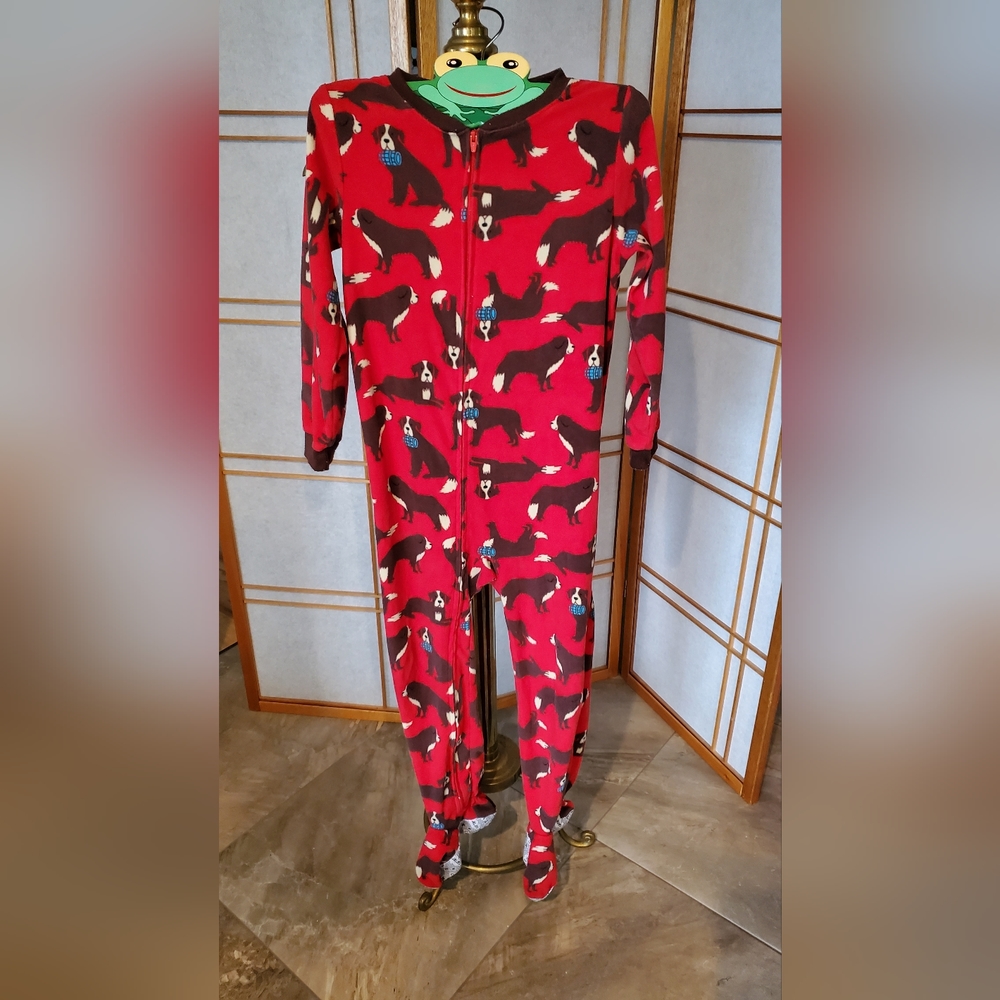 Bundle 5/$20                                     Size 7 Carter's footy jammies